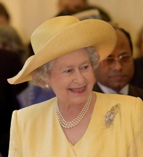 金色|这位94岁的女王不换衣服和珠宝佩戴金色欢乐胸针是点睛之笔