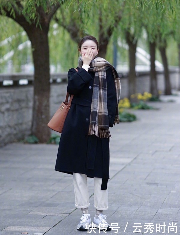 早春穿大衣更时髦,35岁以上的女人别乱穿,这组穿搭太优雅了