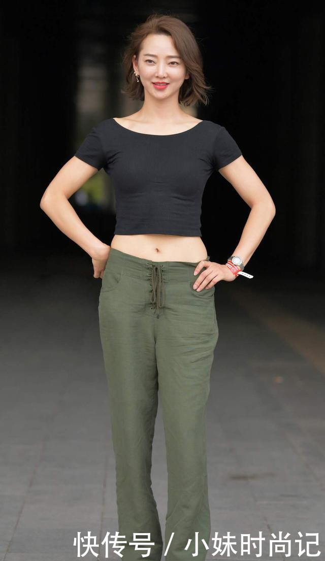 搭配|三十岁最美的搭配,黑色露脐衫配绿色直筒裤,穿出了夏季轻熟的美