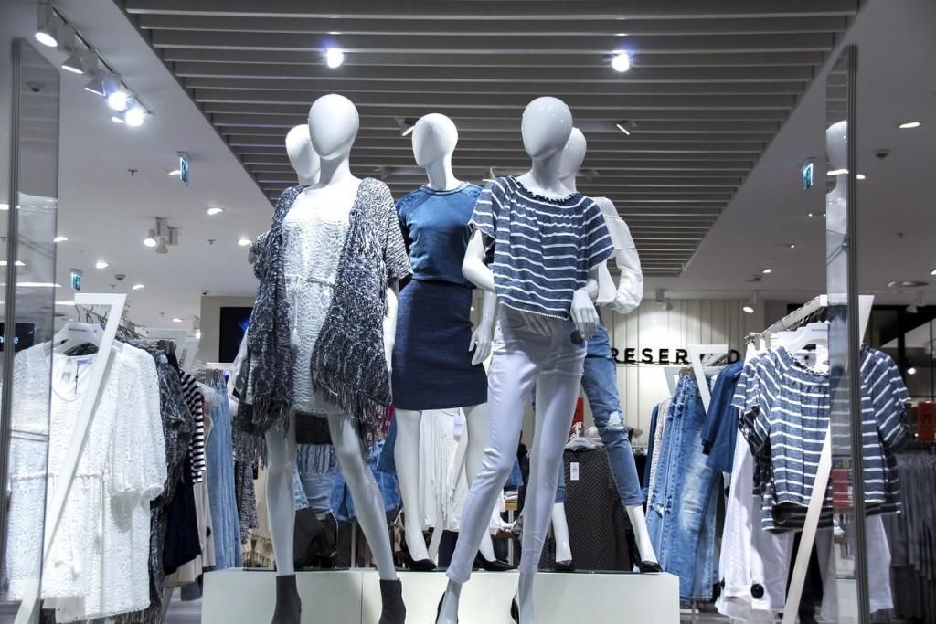 年轻人|实体店花700块买的衣服，网上却只卖399元，算不算吃亏