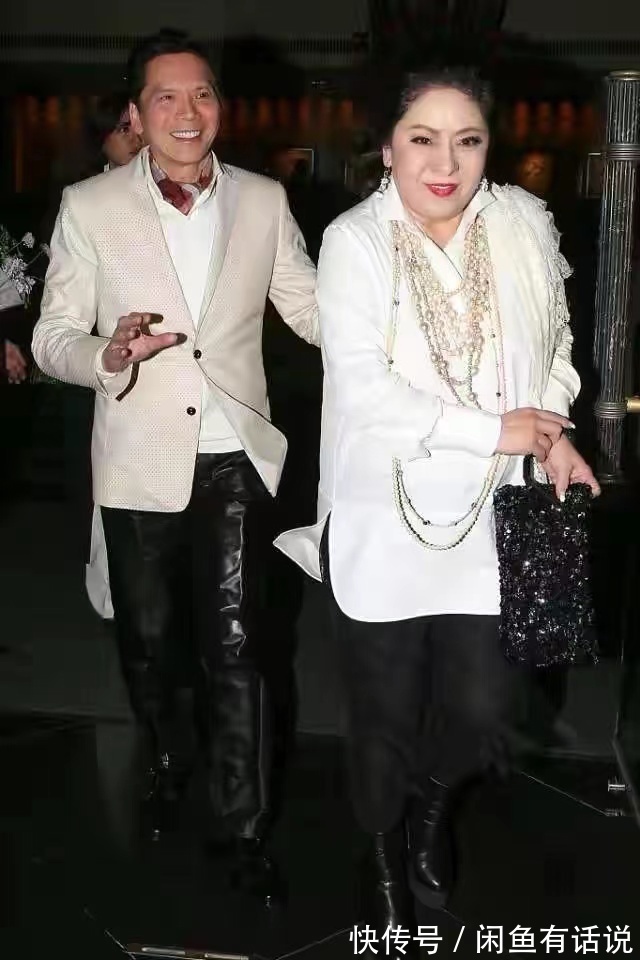 造型|向太真没法低调,穿白衬衫挂一大堆珍珠项链,一看就是高级贵妇