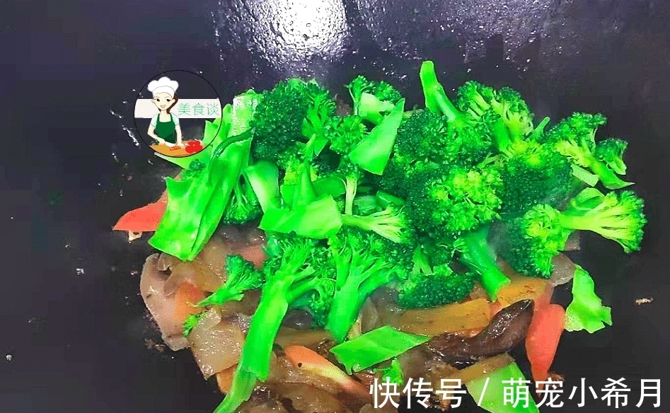 西兰花和此是绝配,简单炒就很香,隔三差五给孩子做,一盘不够吃