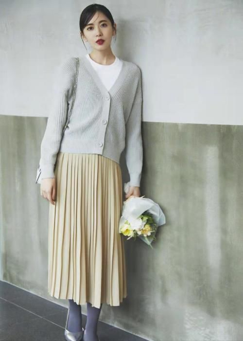 春天穿奶奶衫时，如何避免老气？针织开衫的“穿搭之道”，请知悉