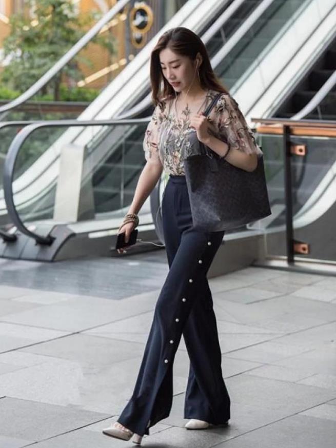 雪纺衫|艳若桃李的小姐姐, 一件碎花雪纺衫配牛仔裤, 清纯十分迷人