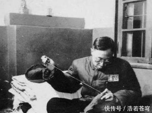 面色|溥仪上街买烧饼吃，刚咬一口面色大变，惊呼：小太监骗了我十几年