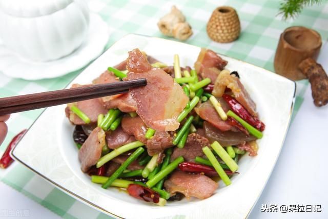 盐水|炒腊肉时,直接炒就太咸了!教你3招,腊肉好吃不腻,咸香适口