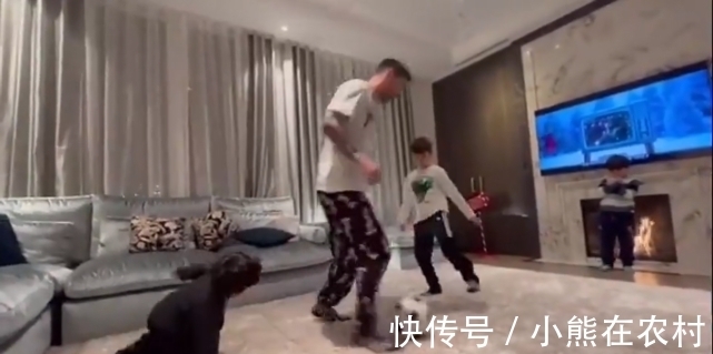 安妞|萌翻！梅西豪宅带仨娃踢球，麻袋凶狠铲飞西罗，招妹抹眼泪找妈妈