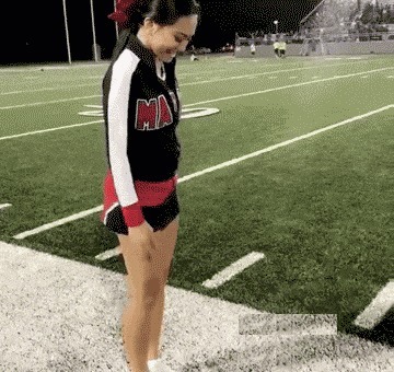 |搞笑GIF：妹纸的脸简直太魔性了，看的止不住笑