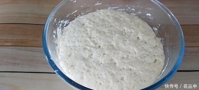 芝麻烧饼这样做真香,不揉不擀面,更不用调油酥,出锅一盘不够吃