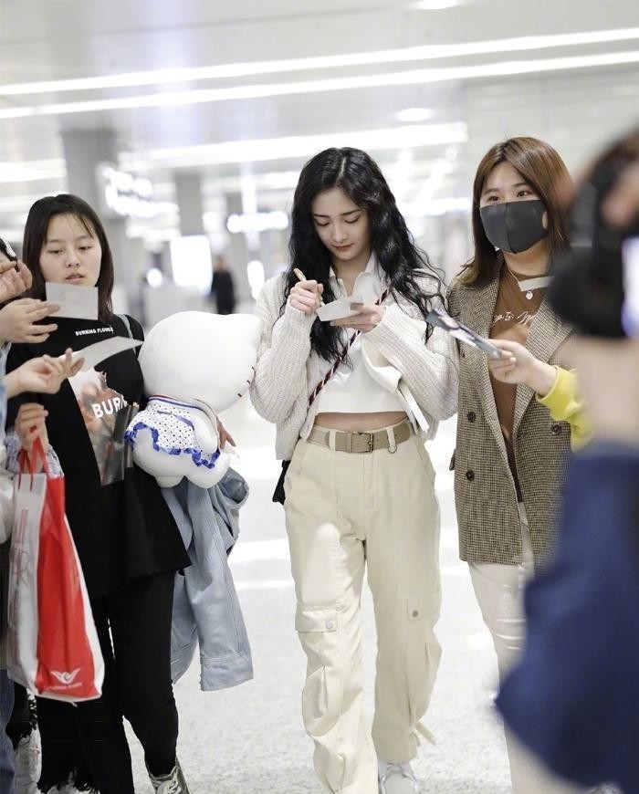 今年很流行“奶奶衫”，看似显老，穿上却很减龄，百搭不挑人