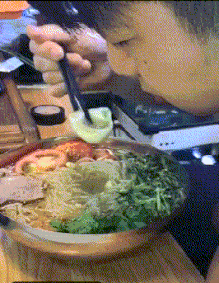 |搞笑GIF:看什么看?赶紧来救我,真装不下去了