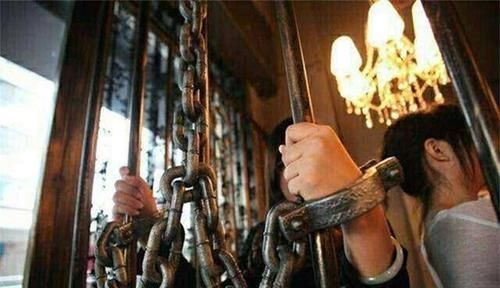 餐厅|日本恐怖餐厅,吃饭要被“护士”带手铐,未成年是禁止入内的哟