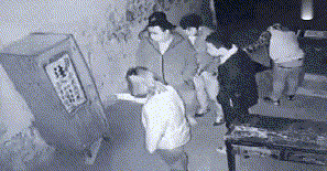 |搞笑GIF:本来想展示一下技术 没想到她最后一跳太抢镜了