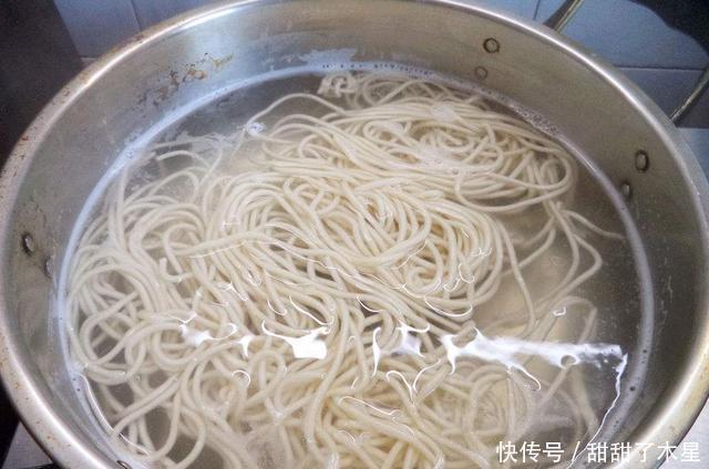 爽滑|煮面条,水开下锅太外行!面馆师傅教你几招,面条劲道又爽滑