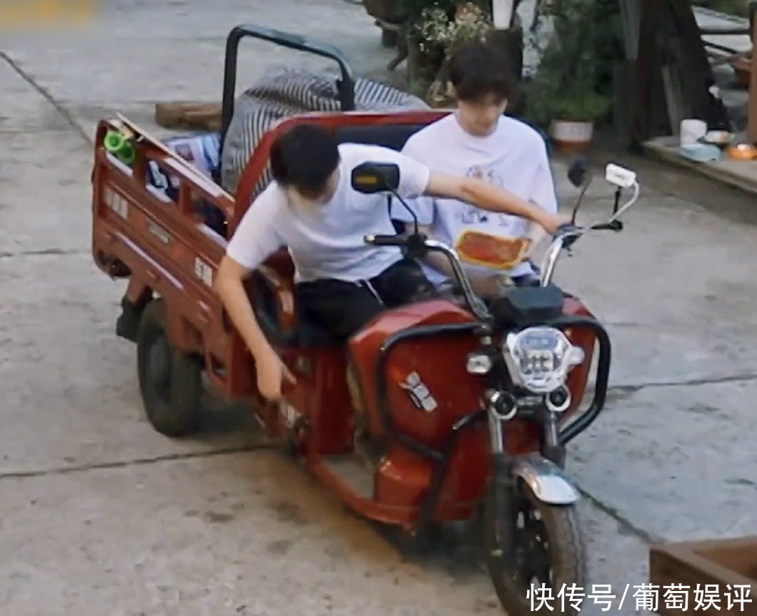 蘑菇|彭昱畅从仓库满载而归,下车第一时间找张子枫,兄妹俩感情太要好