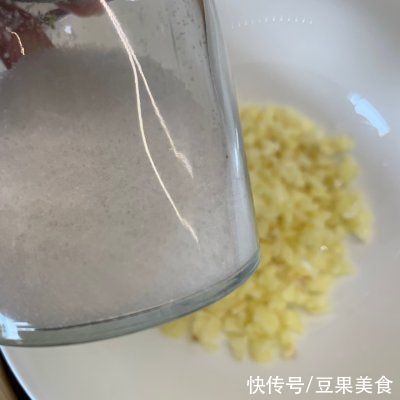 家常|人气家常下饭菜蒜蓉粉丝蒸丝瓜，一秒征服家人的胃