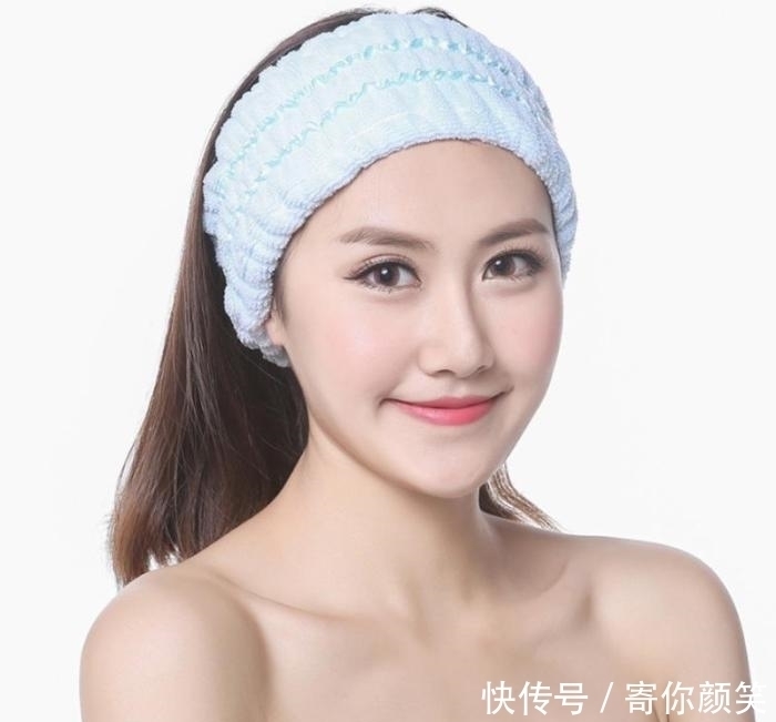 洗脸|女性洗完脸,是该“拍”干还是自然风干?方法弄错,脸上细纹增多