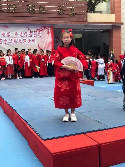  大南路小学493件创意“剪纸汉服”登上“秀场”，展现民族服饰之美！
