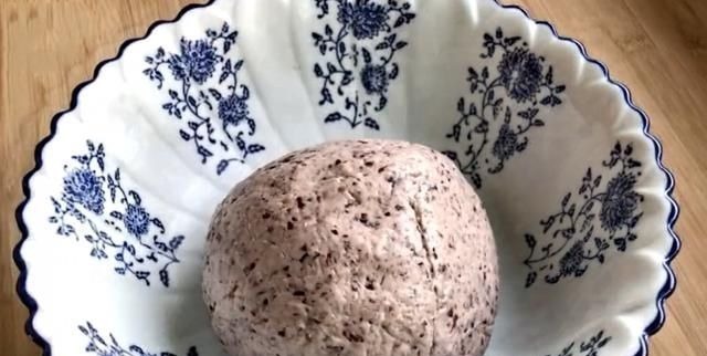 我家红豆从不熬粥喝，加一碗糯米粉，简单一做，香甜软糯，特好吃