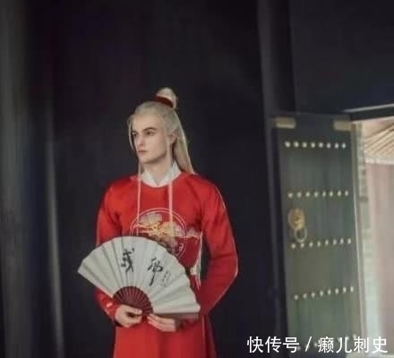 小哥|外国穿小哥汉服,意外走红,抬头的一瞬间,网友:好像东厂公公