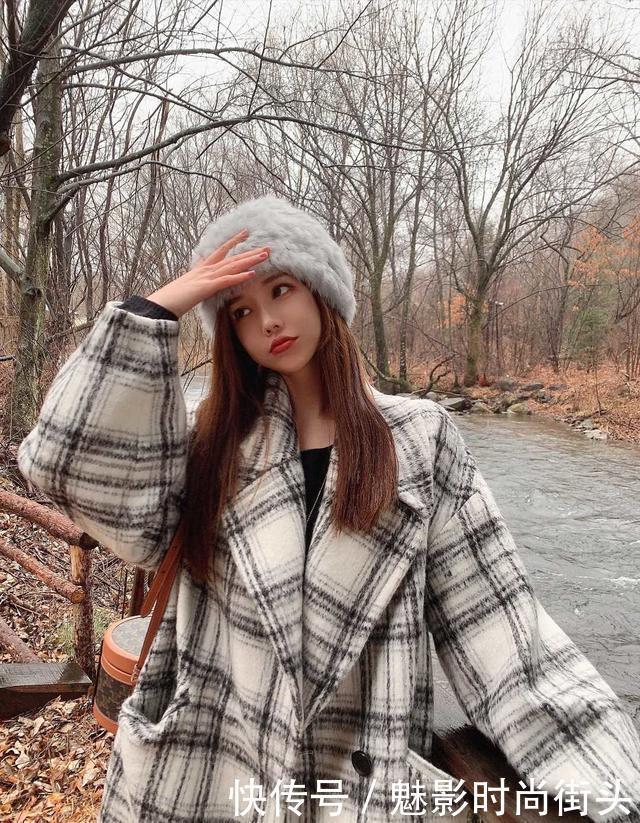 大衣是秋冬出行的常备品,尽量选择亮眼的颜色,能够完美吸睛