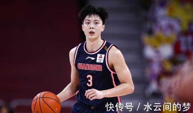 威姆斯|一瘸一拐离开球场,郭艾伦赛后喊话胡明轩防守时要收好自己的脚