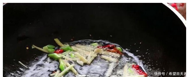 芹菜|芹菜最好吃做法,让你宁愿不吃肉,天天吃不腻,上桌就扫光!