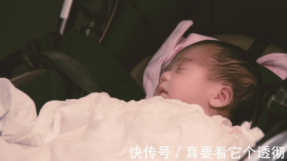 选错婴儿车导致6月龄宝宝脊椎变形!不同月龄选购婴儿车,有讲究