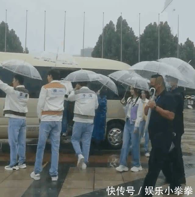 常驻嘉宾|《跑男黄河篇2》路透，3位女嘉宾都是双马尾，风格现在大不一样