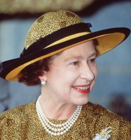 金色|这位94岁的女王不换衣服和珠宝佩戴金色欢乐胸针是点睛之笔