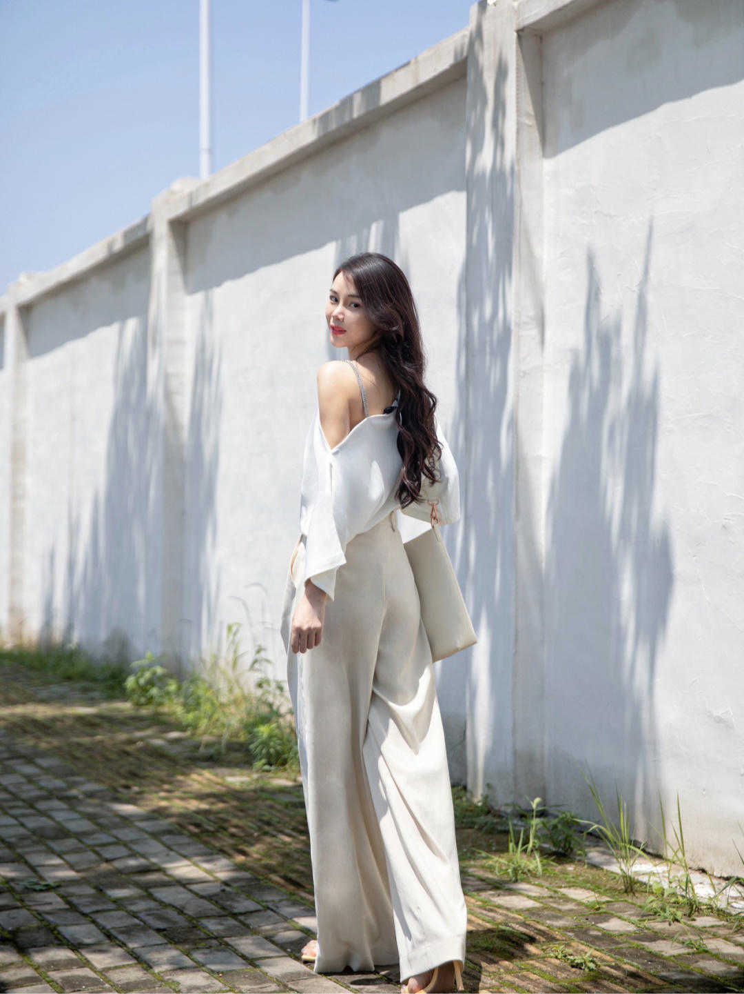优雅|穿来穿去,还是“阔腿裤”舒适日常,搭配白色上衣,优雅又精致