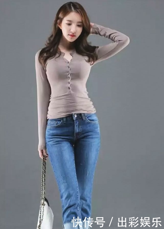 美女|街拍:长腿美女,穿牛仔裤和牛仔衣,在机场秀出小白腿!