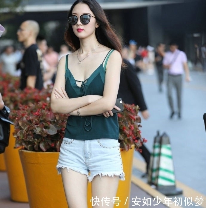 街拍长发女神走心的吊带配短裤,曼妙身姿,从背后看去很是惊艳