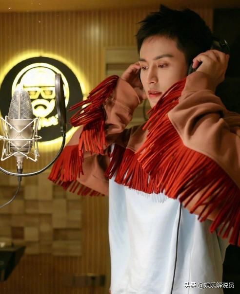 张哲瀚晒照录制新歌，网友万分期待：这是在准备新的惊喜？