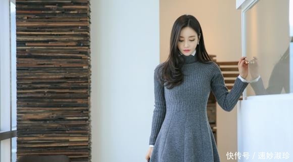 蓝灰色|孙允珠高清美图:麻纹高领蓝灰色甜美针织裙!