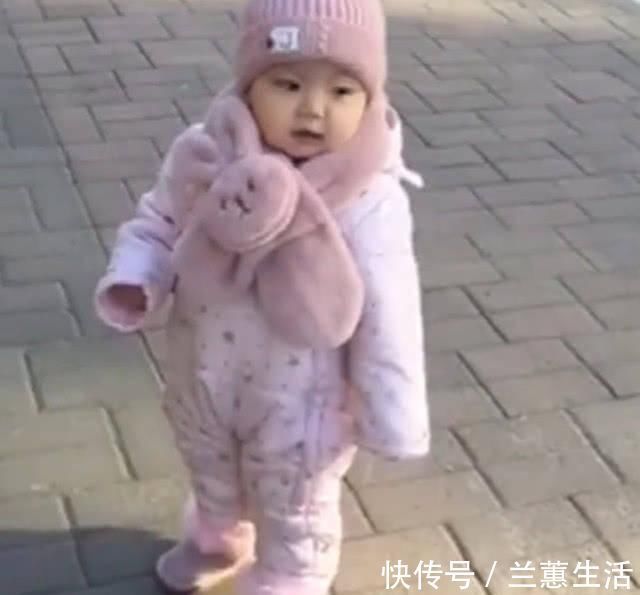 宝宝|妈妈带着女儿出门,女儿却说出这样的话,爸爸的地位真是不可动摇