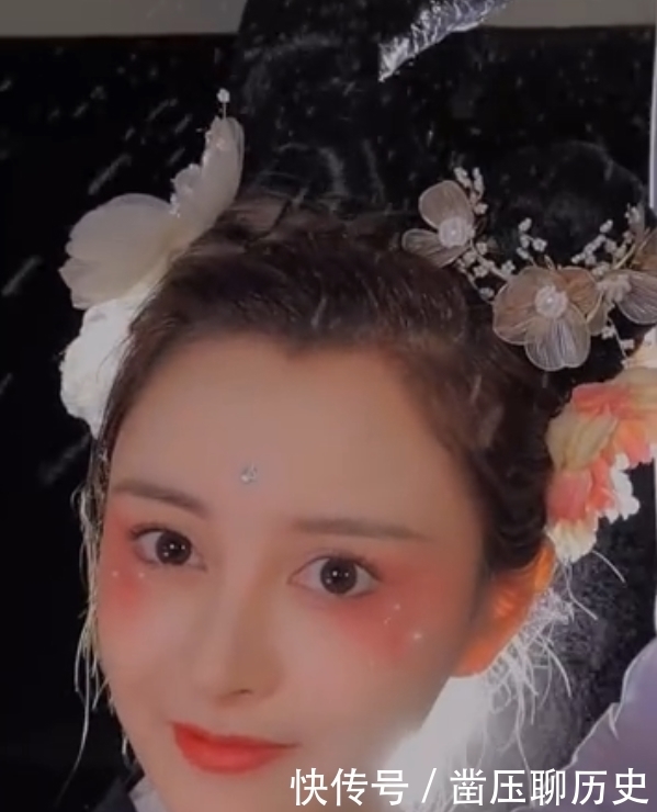 眼镜小姐姐仿妆“赤狐书生”妆容,开始:挺日常,到最后:挺仙女!