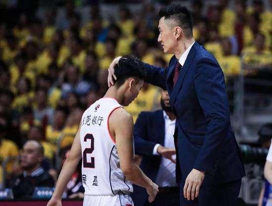 徐杰|徐杰飞奔5米救球,为什么被杜锋劈头盖脸训斥?这就是严师出高徒