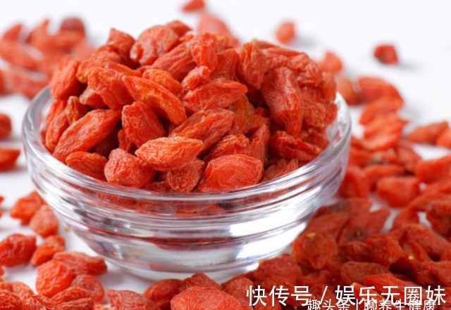 睡眠质量|每天临睡前,坚持吃5粒枸杞,一段时间后,身体会收获4大好处!