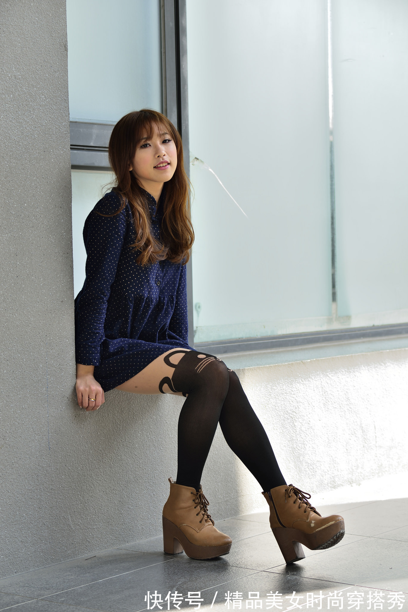 衬衫裙|小姐姐身穿蓝色的衬衫裙，吸睛时尚又减龄