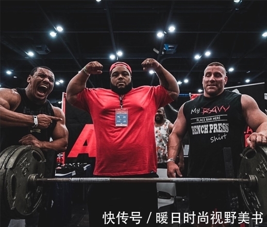 重量|超重量级的力量大神，体重197公斤“无装备”卧推355公斤