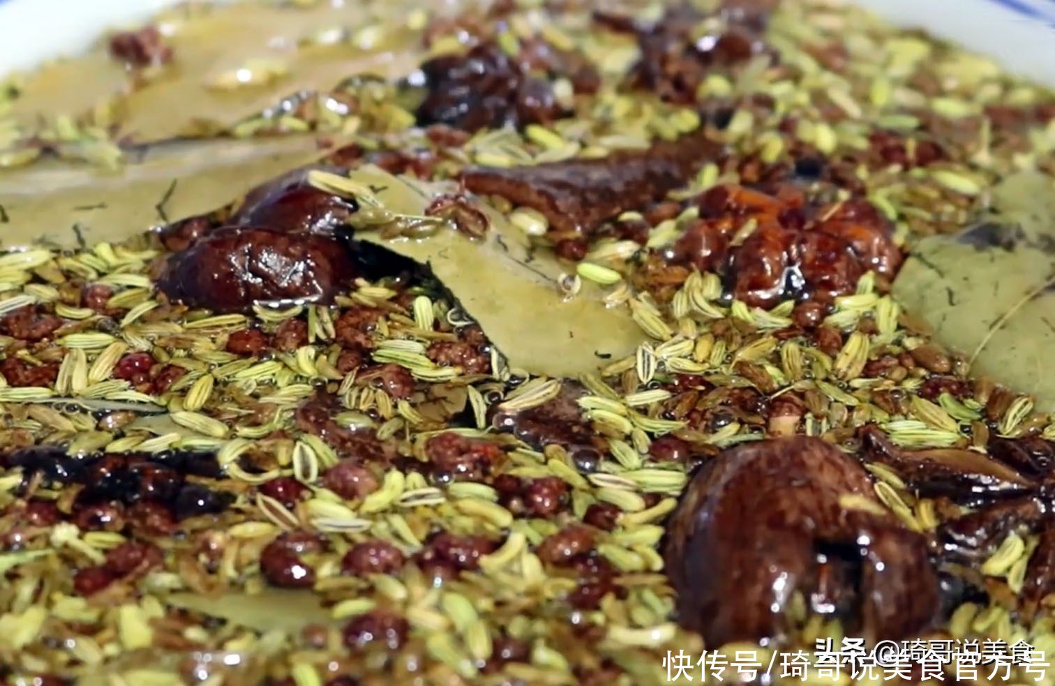 调万能饺子馅，口诀“剁盐水油”，肉馅油润鲜香，包子馄饨全能用