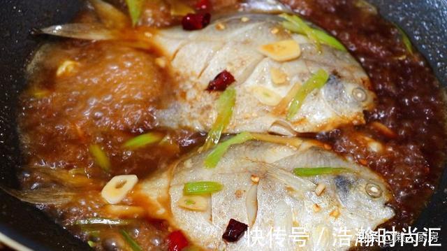 腥味|鲳鱼价格便宜,这样红烧着吃,滴上几滴醋,鱼肉鲜嫩,没有腥味