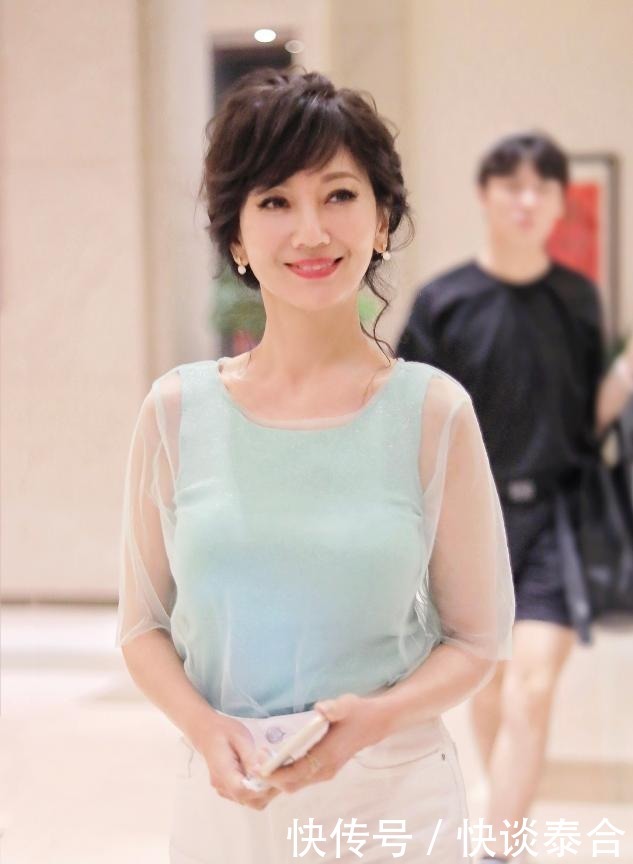 女人|年过40的女人,留什么发型显年轻?试试这几款,优雅大气还时髦