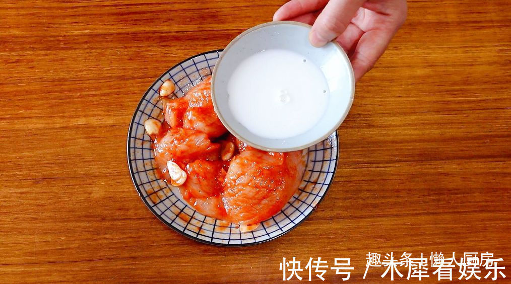 鸡胸肉直接水煮，吃起来肉质柴，教你香煎鸡胸肉的做法，嫩滑多汁