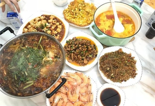 哥哥请客,嫂子特意下厨招待,进厨房一趟,我悄悄留下五千块钱