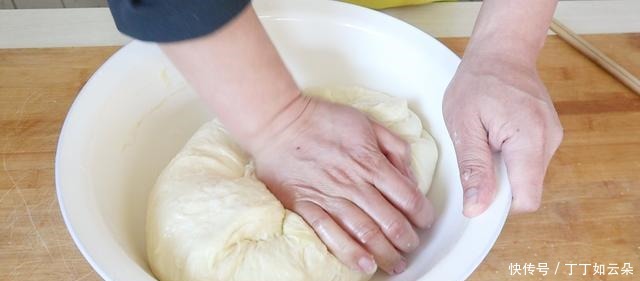 我家里祖传三代做油饼的配方,味道松软,放半个月不硬,太香了