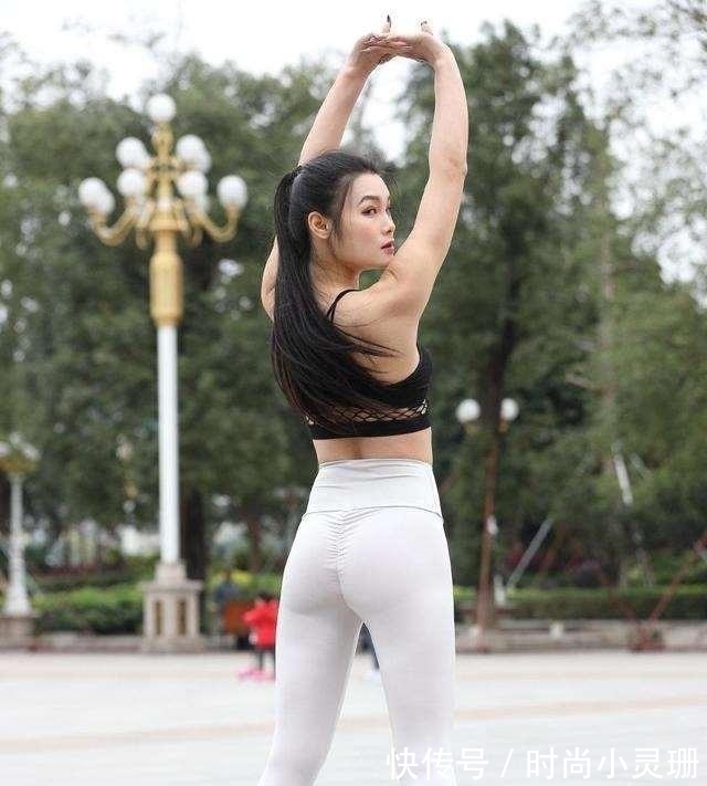 高腰 黑色运动文胸搭白色高腰打底裤,舒服又时尚的运动风,偏向欧美感