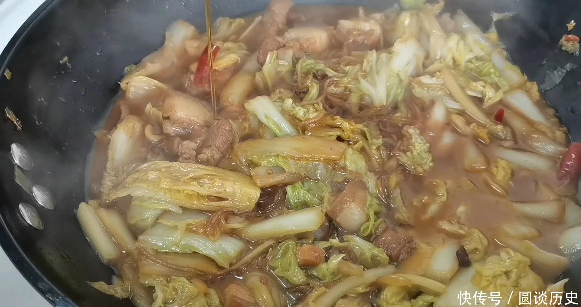 天冷就爱吃一锅猪肉白菜炖粉条,有荤有素,营养美味,特别下饭