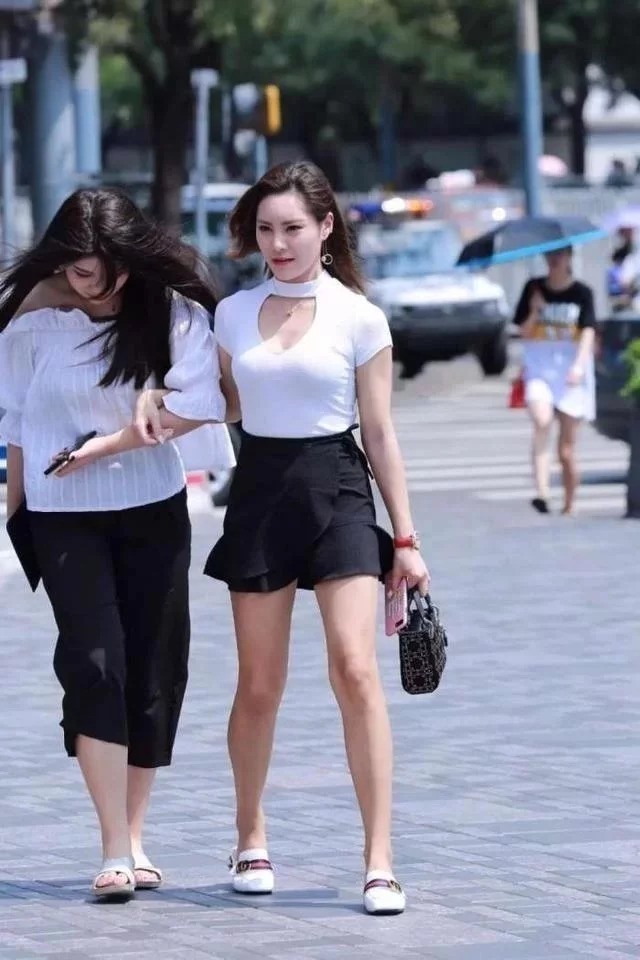 破洞牛仔裤|一字肩上衣搭配牛仔短裤，小美女格外的优雅，越看越喜欢